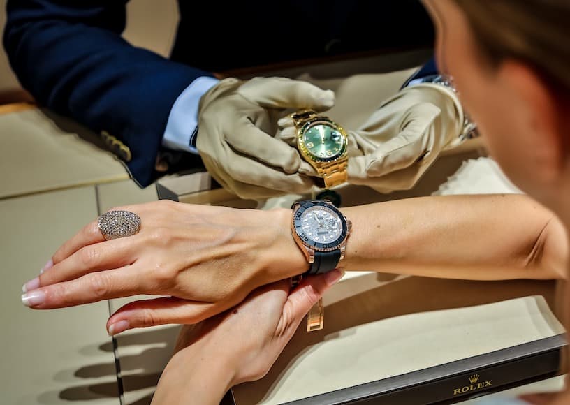 Clienta probándose relojes Rolex